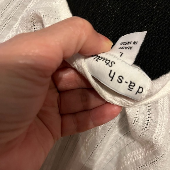 Dash Studio Beautiful white top with detailed material Large NWT - Picture 6 of 9